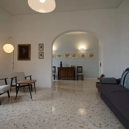 Ely House Апартаменты *